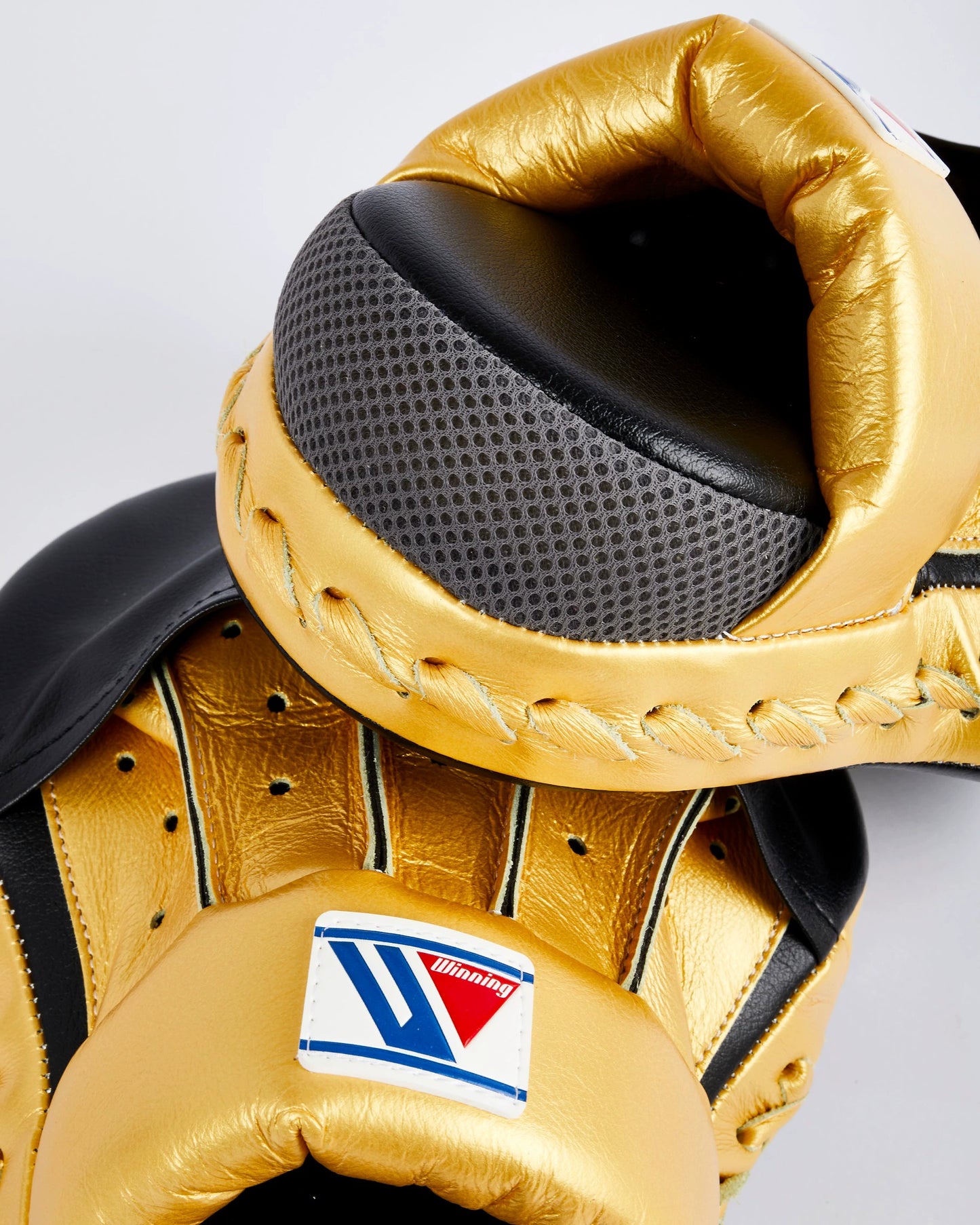 WINNING BOXER TARGET ARC SHIELD TARGET CLOSED GAUNTLET